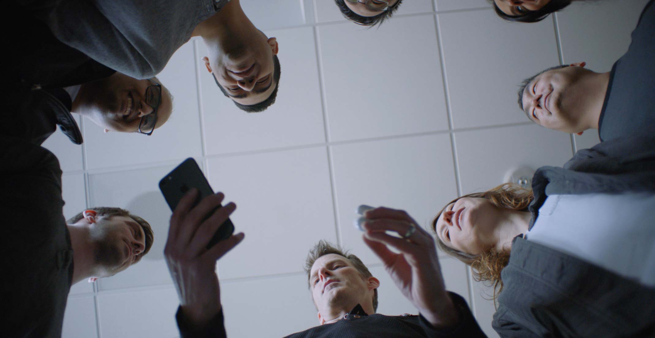 Groupe de collègues qui discutent des AirPods