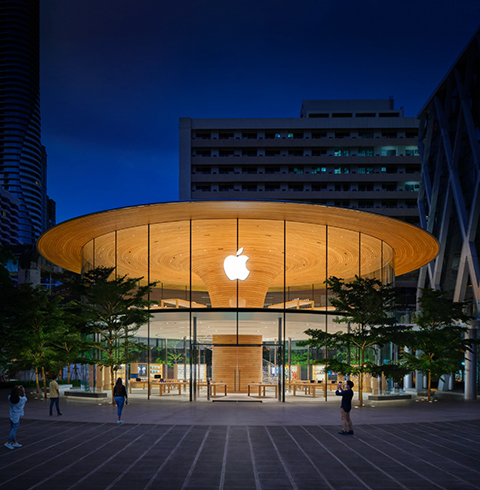  Vue extérieure d’un Apple Store, de nuit