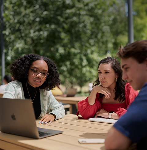 Un petit groupe de stagiaires d’Apple travaillant ensemble au Caffè Macs.
