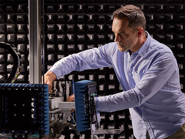 Funcionário da equipe de hardware da Apple trabalha em um maquinário no laboratório de chips.