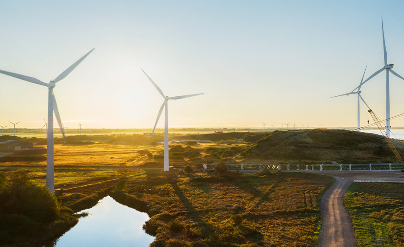 Um campo com várias turbinas de vento para produção de energia.