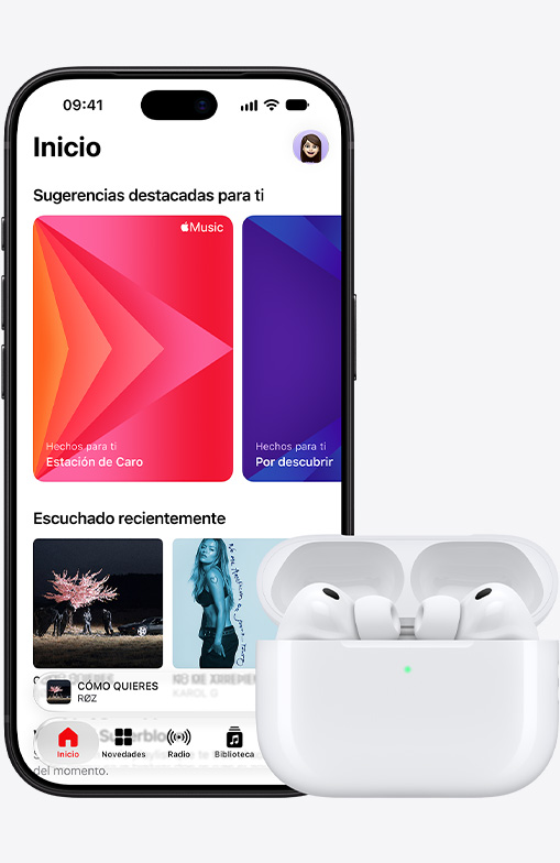 iPhone 18 Pro, parte frontal, pantalla de inicio de Apple Music en la pantalla, junto a unos AirPods Pro 3 en un Estuche de Carga MagSafe abierto
