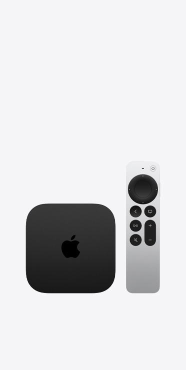 Apple TV 4K v černé barvě, pohled shora, s dálkovým ovladačem Apple TV Remote ve stříbrné barvě