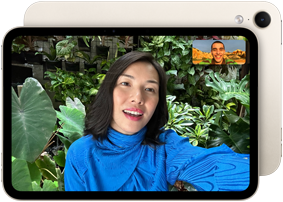 Pohled zepředu na iPad mini, na obrazovce je rozhraní 12Mpx Center Stage přední kamery v orientaci na šířku, v záběru kamery je osoba, která vede videohovor uprostřed zeleně