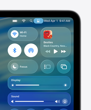 Pravá strana obrazovky Macu se zobrazenými Liquid Glass ovládacími prvky pro Wi‑Fi a Bluetooth v Ovládacím centru