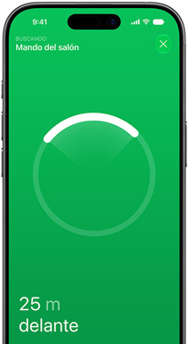 iPhone, app Buscar en la pantalla, se lee el texto Buscando mando del  salón, anillo circular de localización con un arco brillante que apunta hacia la ubicación del mando, se lee el texto 24 metros más adelante
