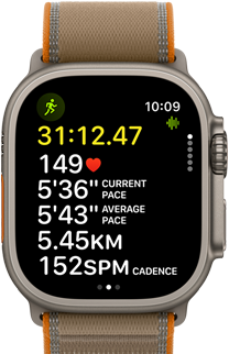 Apple Watch Ultra 4, κάσα από τιτάνιο, φυσικό χρώμα, προηγμένες μετρήσεις προπόνησης Τρέξιμο Εκτός, δεξιά πλαϊνή εξωτερική όψη, Digital Crown, υπερυψωμένο πλευρικό κουμπί, λουράκι Trail Loop, χρώμα άμμος
