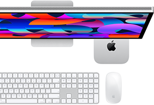 Mac mini τοποθετημένο κάτω από την οθόνη Studio Display, Magic Keyboard με αριθμητικό πληκτρολόγιο, Magic Mouse