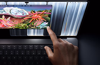 Asztrofekete MacBook Pro PROLED XDR-kijelzővel, a felhasználó az ujjával méretez át egy ablakot a kijelzőn.