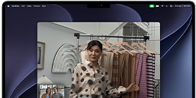 Egy videóhívás egy MacBook Prón, amelyen egy nő anyagokat mutat a hívásban lévő két másik embernek, a Rivaldafény funkció a képernyő közepén tartja, miközben mozog.
