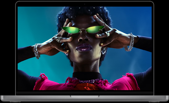 MacBook Pro, warna perak, terbuka, layar menampilkan gambar seseorang yang mengenakan pakaian warna perak, crowdsurfing