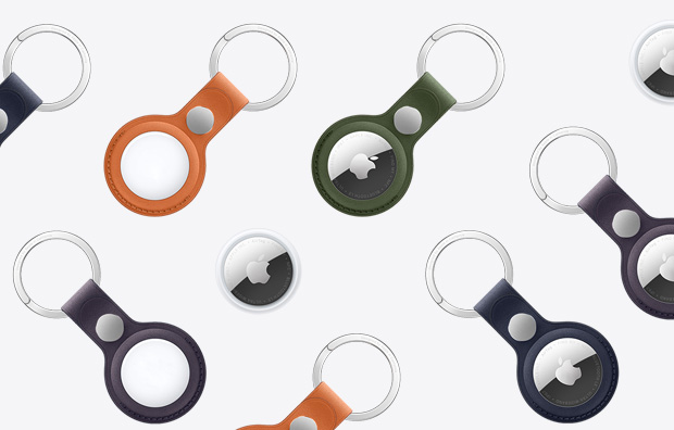AirTag y llavero de FineWoven para el AirTag en una variedad de colores: glaciar, borgoña y verde, los llaveros muestran el logo de Apple en la parte frontal