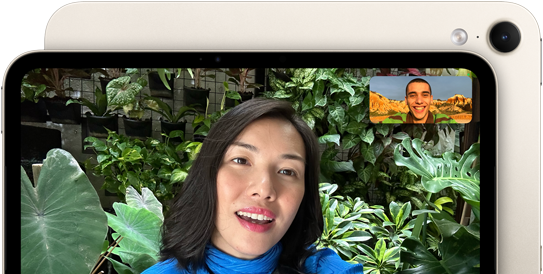 جهاز iPad mini، الجهة الأمامية، يعرض واجهة كاميرا أمامية 12MP Center Stage في الوضع الأفقي خلال مكالمة فيديو لشخص محاط بأوراق نباتات خضراء