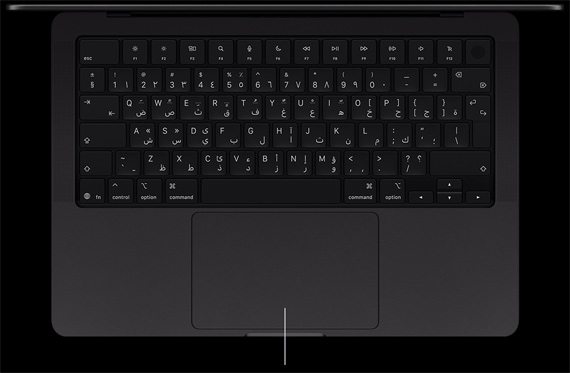 جهاز MacBook&nbsp;Pro مع شاشة PROLED&nbsp;XDR، لون أسود فلكي، مفتوح، يعرض لوحة المفاتيح ولوحة تعقب الضغط القوي