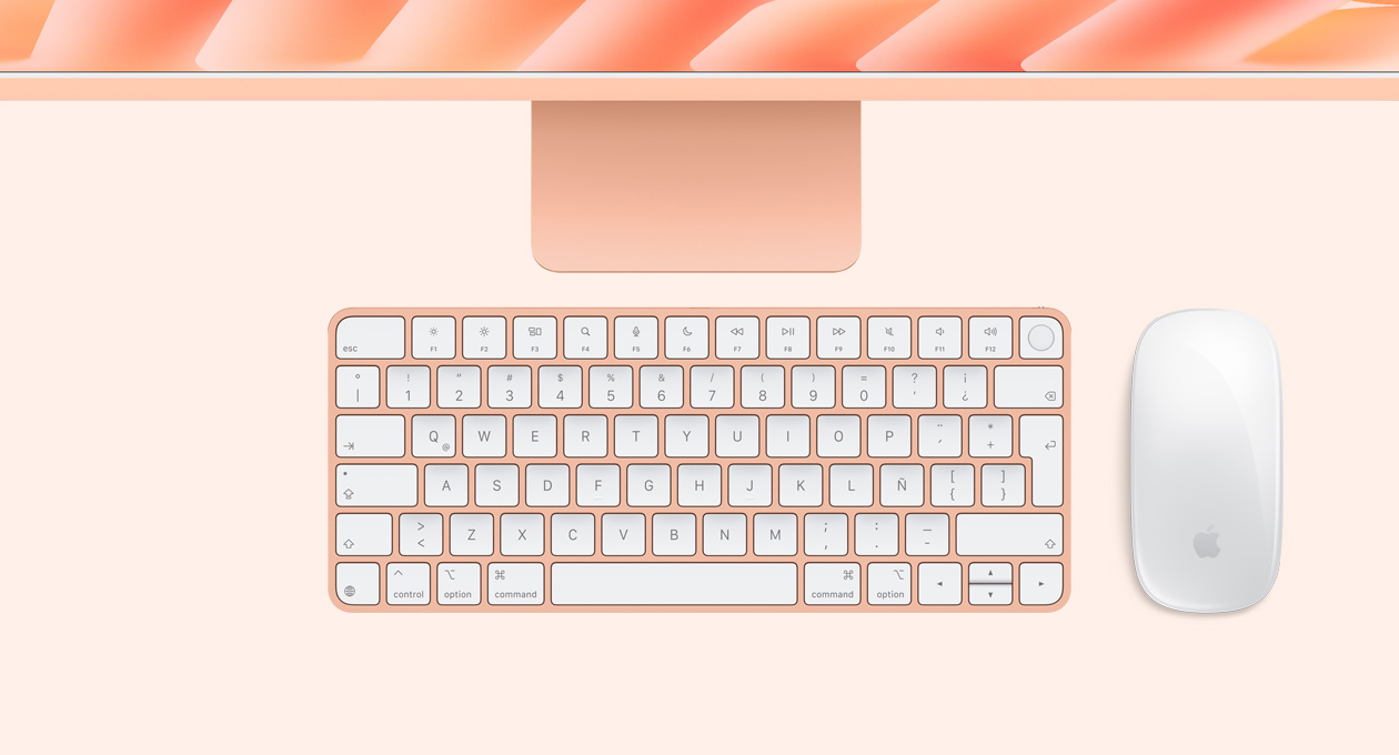 iMac, color naranja, parte superior, con Magic Mouse y Magic Keyboard con Touch ID
