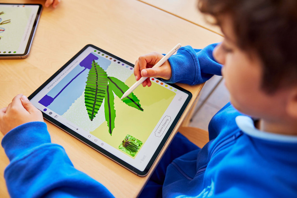Estudante usa o iPad Pro e o Apple Pencil para desenhar folhas verdes usando o app Deep Field.