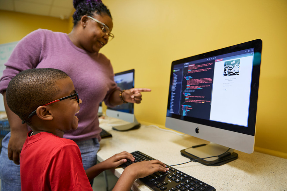Ellis Marsalis Center for Musicで学ぶJahaad Applebeeが、同センターのMacラボで、教師のLaTasha Bundy氏と一緒にSwiftで作業をしている様子。