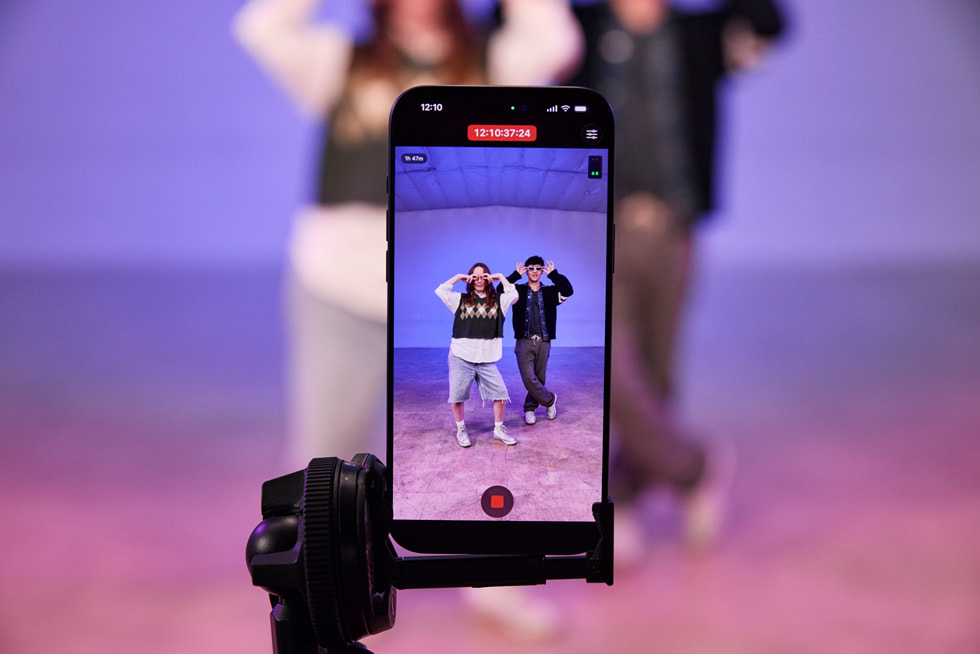 لقطة مقربة لجهاز iPhone 17 Pro Max مثبت على حامل تظهر تسجيلاً مباشراً لكايل هاناغامي وأحد الراقصين وهما يستعرضان الحركات داخل استوديو.