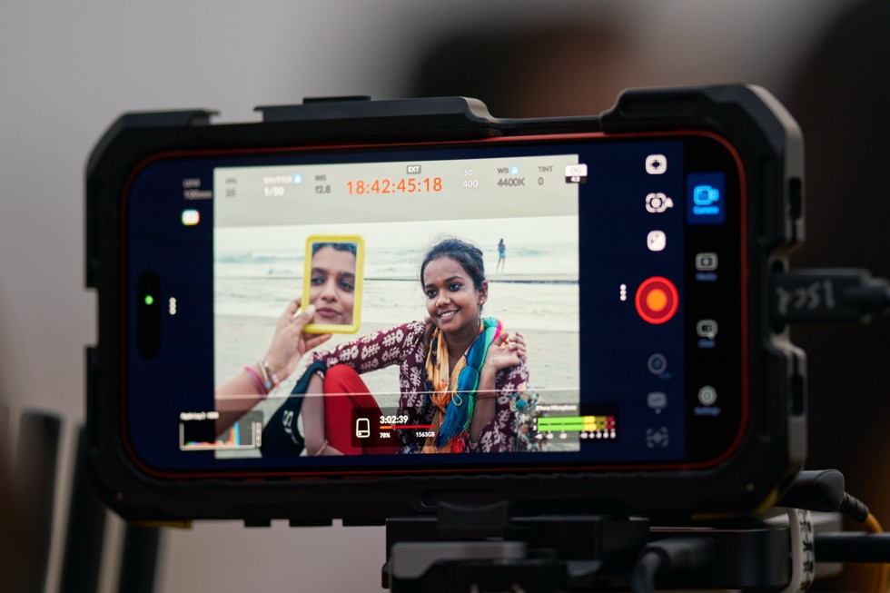 لقطة مقربة لشاشة iPhone 17 Pro Max في حافظة متينة تُظهر تطبيق الكاميرا يُصوِّر شخصاً.