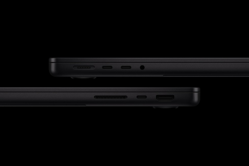 Zwei Seiten des neuen 14" MacBook Pro zeigen die Vielzahl von Anschlüssen des Laptops.