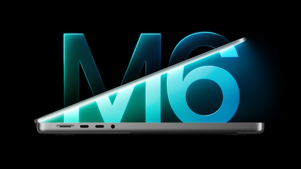 Eine Seitenansicht eines halb geöffneten 14" MacBook Pro mit M6 vor einem leuchtenden M6 Logo im Hintergrund.