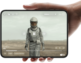 iPhone Duo, ținut cu o mână, deschis în dispunere orizontală, complet desfășurat, ecranul interior afișează serialul Apple TV „Silo”