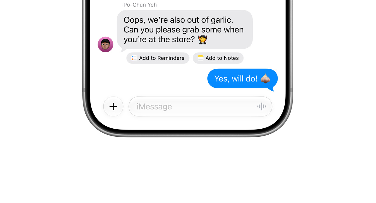 iPhone 18 Pro w kolorze srebrnym, widok z przodu, na ekranie wiadomość o kończącym się czosnku i opcje dodania jej do Przypomnień lub Notatek, niebieski przycisk wysyłania, tekst: Yes, will do!