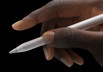 Потребител държи Apple Pencil Pro между палеца и показалеца.