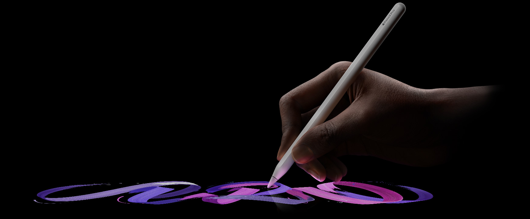 Потребител, който държи Apple Pencil Pro, следвано от плътна линия на четката