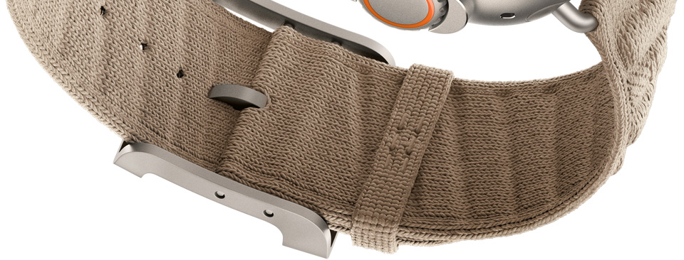 Apple Watch Hermès Ultra 4 Argile 陶土色 (杏啡色) En Mer 錶帶，展示錶扣的底部細節，採用紋理編織物料