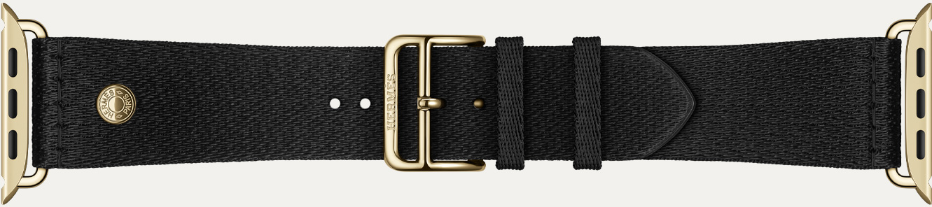 Apple Watch Hermès Series 12 Noir 黑色 Satin Clou de Selle 錶帶細節，展示順滑的黑色緞面織面，配以耀金色配件