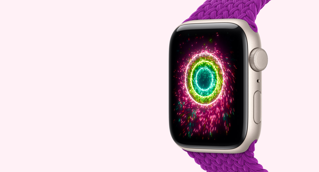 Apple Watch SE 3, vỏ nhôm, màu ánh sao, màn hình hiển thị Vòng Hoạt Động theo phong cách pháo hoa, mặt ngoài bên phải, núm xoay Digital Crown, micrô, nút sườn, Vòng Bện Solo, màu đỏ tía