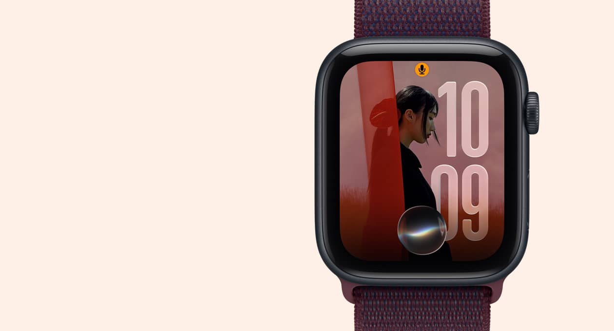 Apple Watch SE 3, vỏ nhôm, màu đêm xanh thẳm, mặt đồng hồ Ảnh có biểu tượng Siri, mặt ngoài bên phải, núm xoay Digital Crown, Dây Quấn Thể Thao, màu đỏ burgundy