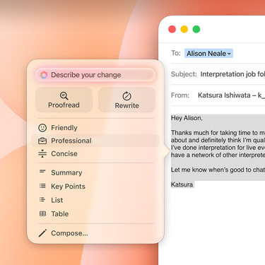 Un email de trabajo junto a una instrucción de Apple Intelligence.