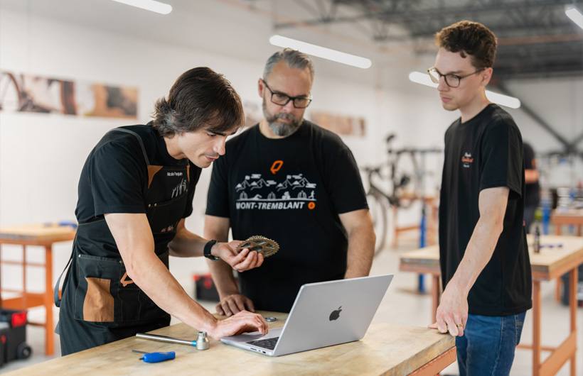 Nicolas Paquin, formateur chez Bicycles Quilicot, utilise un MacBook Pro pour accéder aux ressources du programme gratuit de certification en mécanique des vélos conçu par l’entreprise.