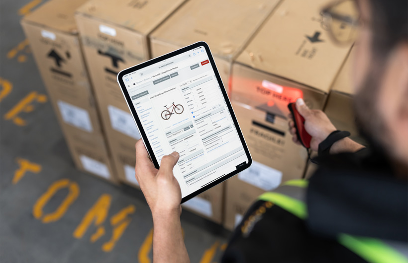 Inston Gurdian, Warehouse Manager, utilise l’iPad pour optimiser la gestion des stocks et l’expédition des commandes.
