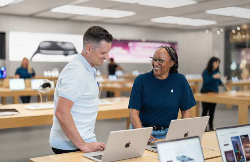 Le CEO Marc-André Lebeau bénéficie de l’assistance technique de Kareema, membre de l’équipe Entreprises à l’Apple Store près de chez lui.