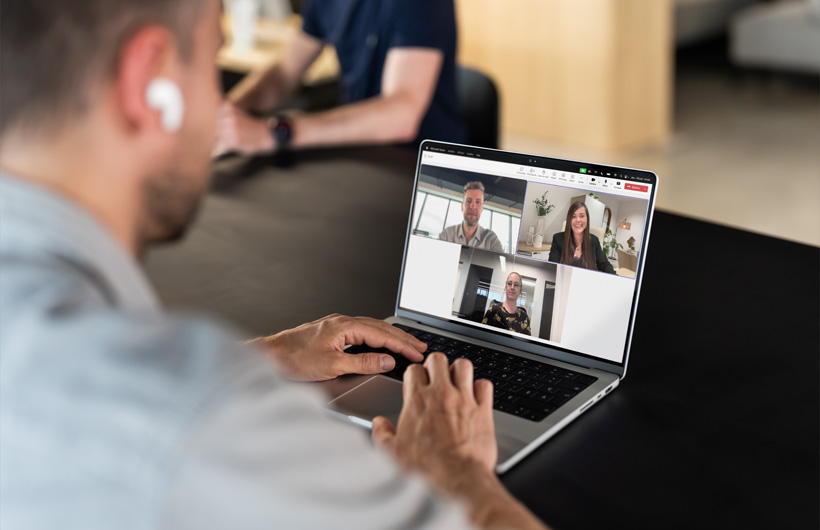 Le Mac fonctionne avec les apps d’entreprise essentielles comme Microsoft Teams, ce qui permet à Clément Boës, Digital Marketing Director, de rester connecté et productif.