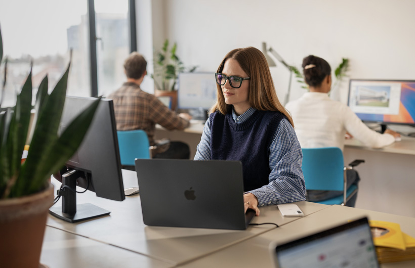 L’équipe marketing de Hello Vet utilise des MacBook Pro pour créer ses contenus et collaborer.