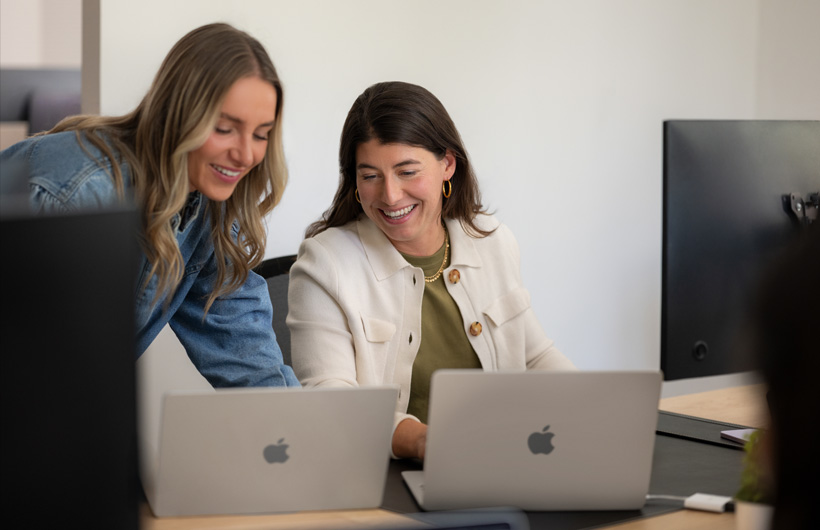 Camille Fourrier (CFO) samarbeider med en kollega fra økonomiavdelingen.