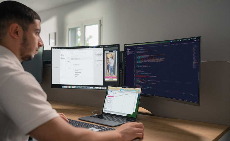 Utviklere bruker Xcode på MacBook Pro til å administrere Tut Tuts egenutviklede apper