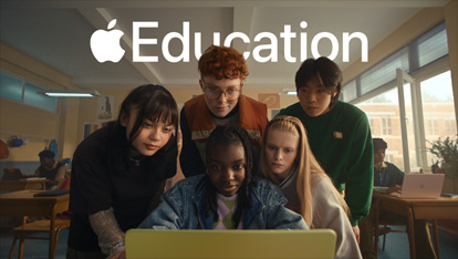 Cinco estudiantes colaboran en un Macbook Neo en amarillo cítrico, disfrutan una experiencia de aprendizaje dinámica en el salón de clases