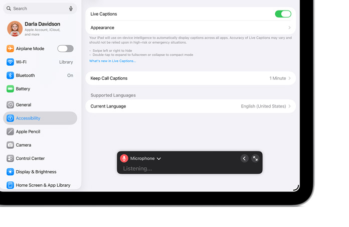 La pantalla de un iPad muestra varias configuraciones de Subtítulos en Vivo, con el micrófono de escucha activado