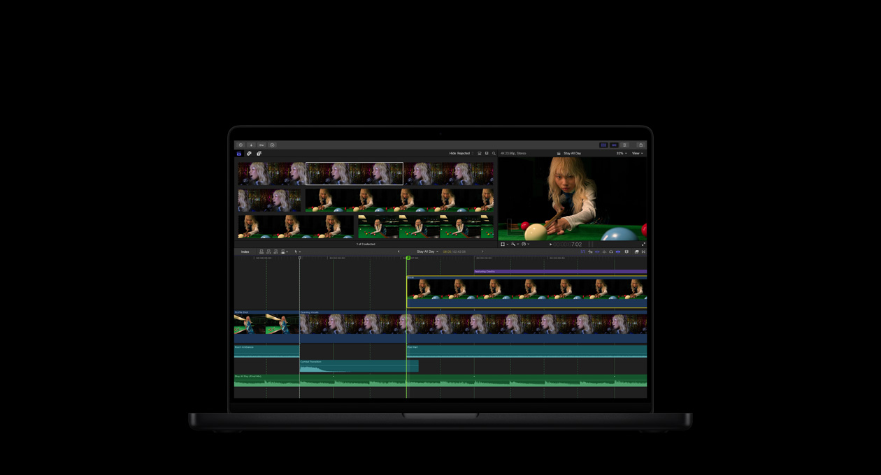 16 Zoll MacBook Pro, Videoclips einer Person mit blonden Haaren, die singt und Billard spielt, Bearbeitungstimeline unten