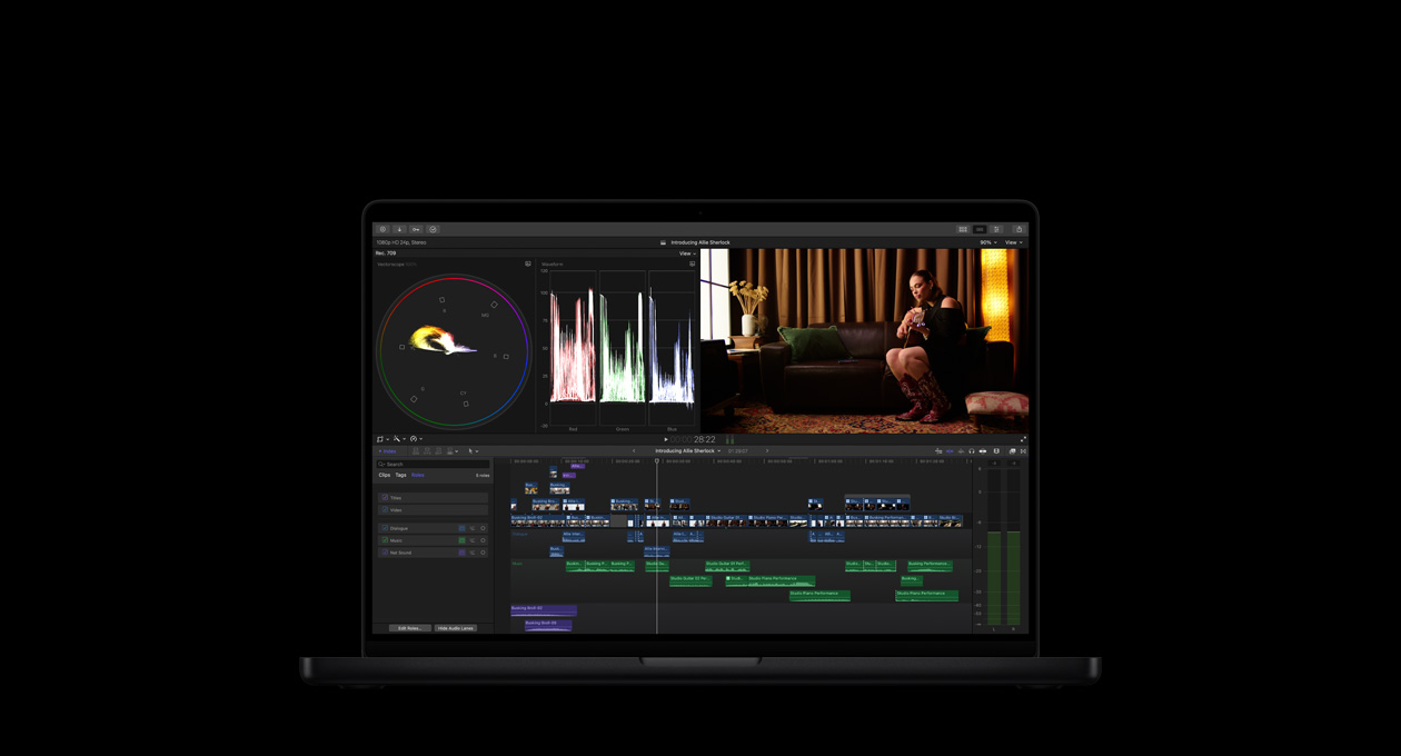 14 Zoll MacBook Pro, Bearbeitung eines Musikvideos, eine Frau auf einem Sofa spielt Gitarre, der Titel des Videos ist „Introducing Allie Sherlock“