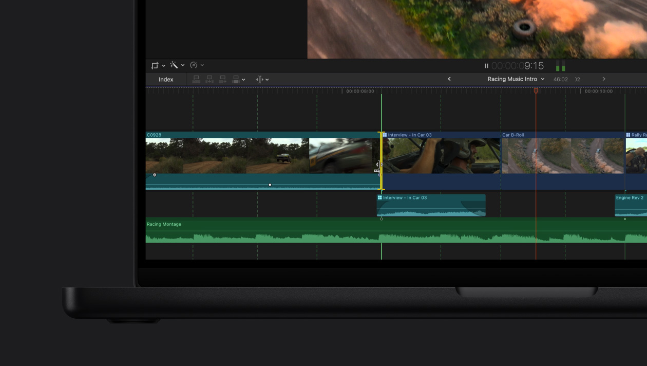 16 Zoll MacBook Pro Bildschirm, der ein Autorennen mit einer Demonstration des Features Takterkennung zeigt