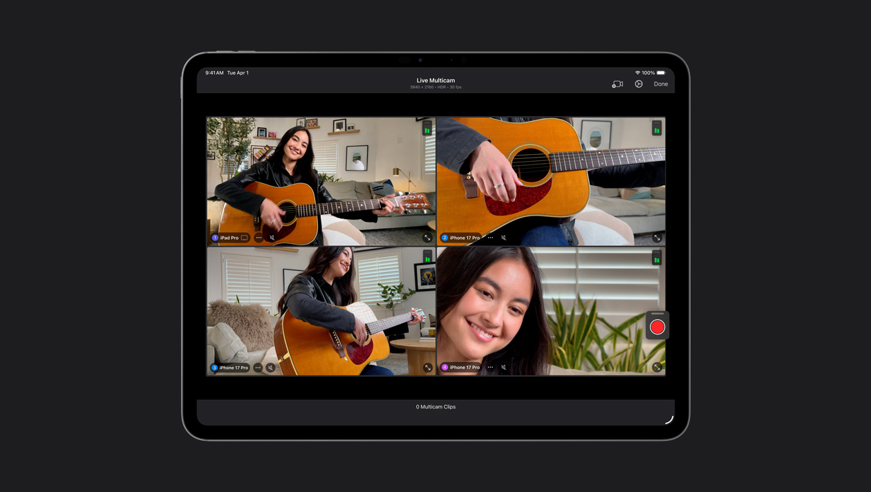13 Zoll iPad Pro Display, das Live Multicam mit einer Person, die aus vier verschiedenen Winkeln gefilmt wird, zeigt, sie spielt Gitarre und nutzt dabei ein iPad Pro und ein iPhone 17 Pro