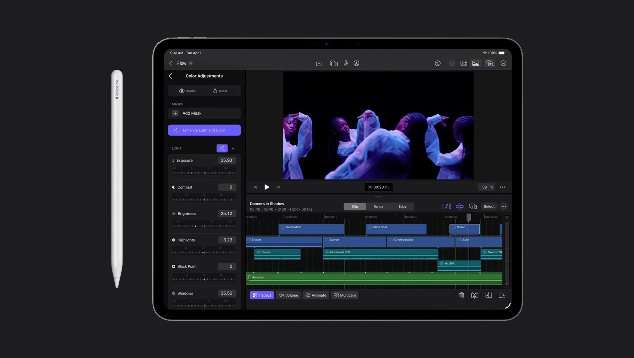 Ein 13 Zoll iPad Pro Display zeigt links ein Farbkorrektur-Panel, rechts eine Frau, die bei stimmungsvollem Licht tanzt, unten die Timeline eines Videoclips, der Apple Pencil links neben dem Gerät