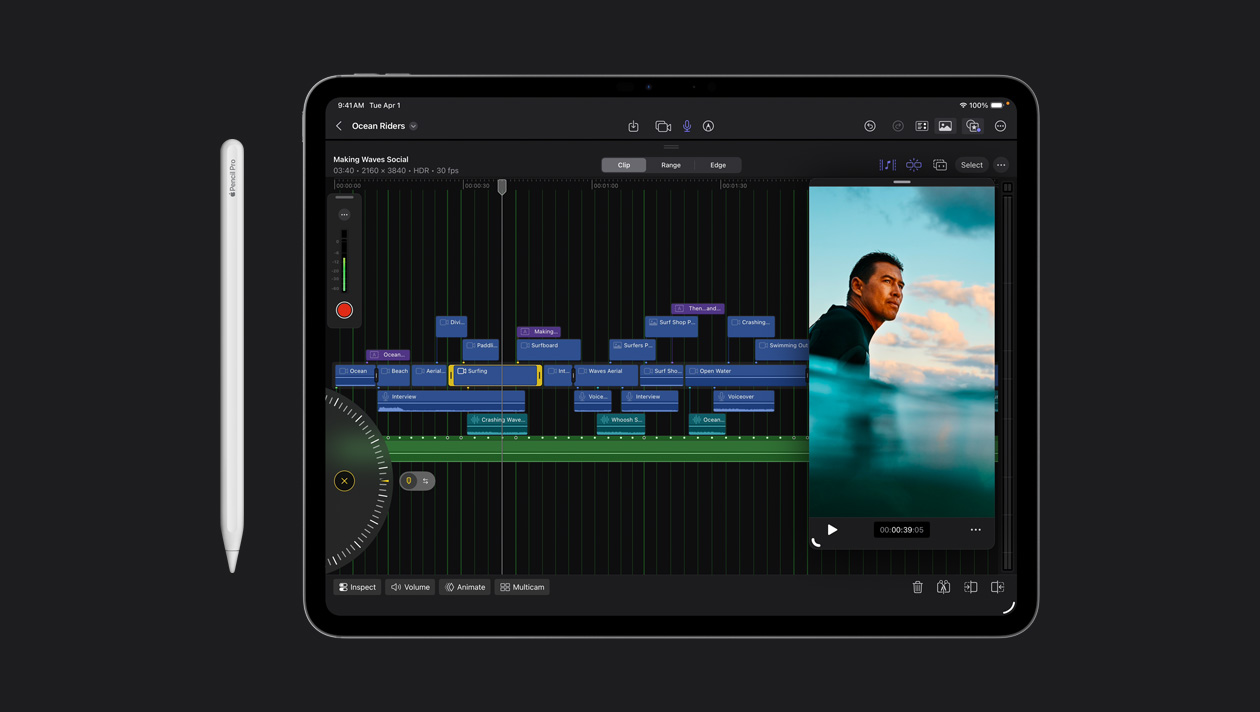 Ein 13 Zoll iPad Pro Display zeigt organisierte Videoclips in verschiedenen Farben, rechts ist ein Bild von einem Surfer im Meer, links neben dem Gerät ein Apple Pencil