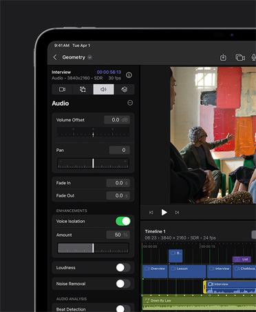 Ein 13 Zoll iPad Pro Display zeigt einen Arbeitsbereich für die Soundbearbeitung, Stimmisolation mit Steuerungen und Anpassungen auf der linken Seite und ein Bild von Schüler:innen, die in einem Klassenzimmer sitzen, während eine Lehrkraft auf ein Gemälde auf der rechten Seite zeigt